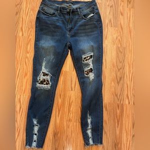 Judy blue size 11/30 skinny jeans with leopard patches